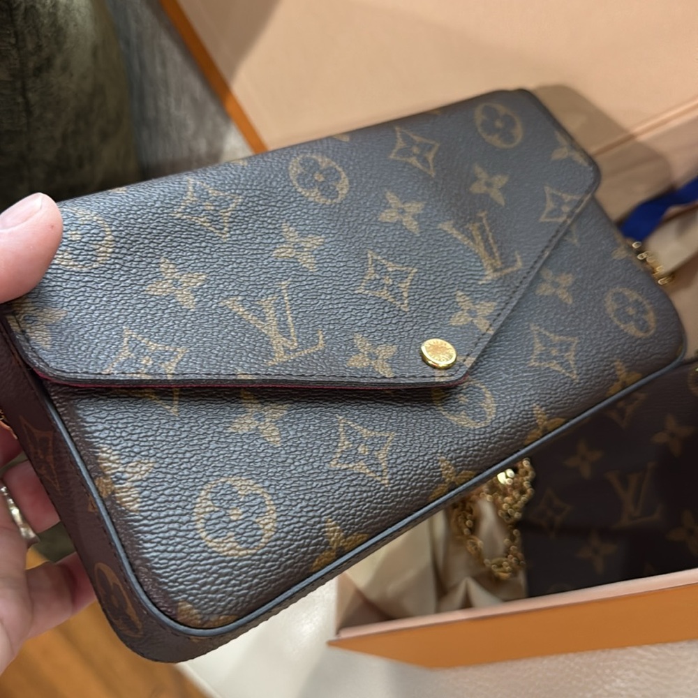 Authentic LV Felicie Pochette!!! With zippered insert, Chain, dust bag and box - Picture 10 of 17